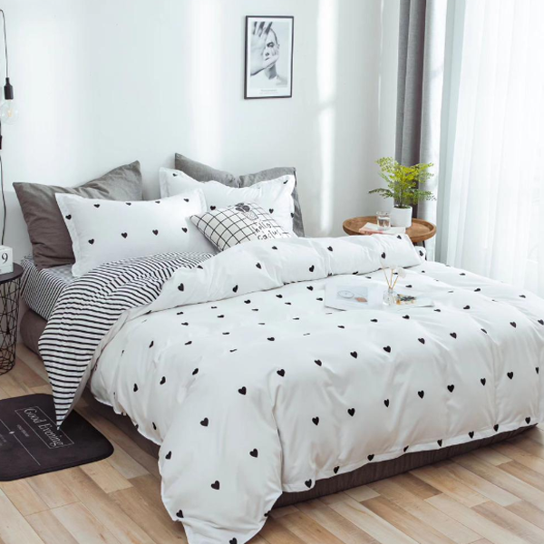 Lenjerie de pat 2 Persoane din bumbac satinat cu 4 piese Alba cu Inimi Negre